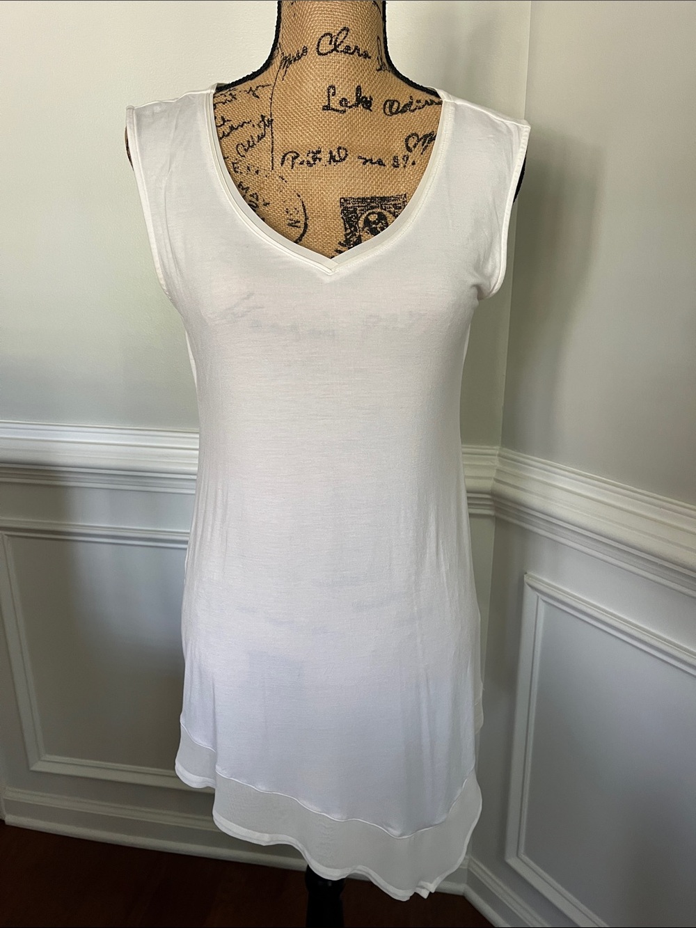 EUC White/Off-White WHBM Sleeveless V-Neck Asymmetrical Top (M)